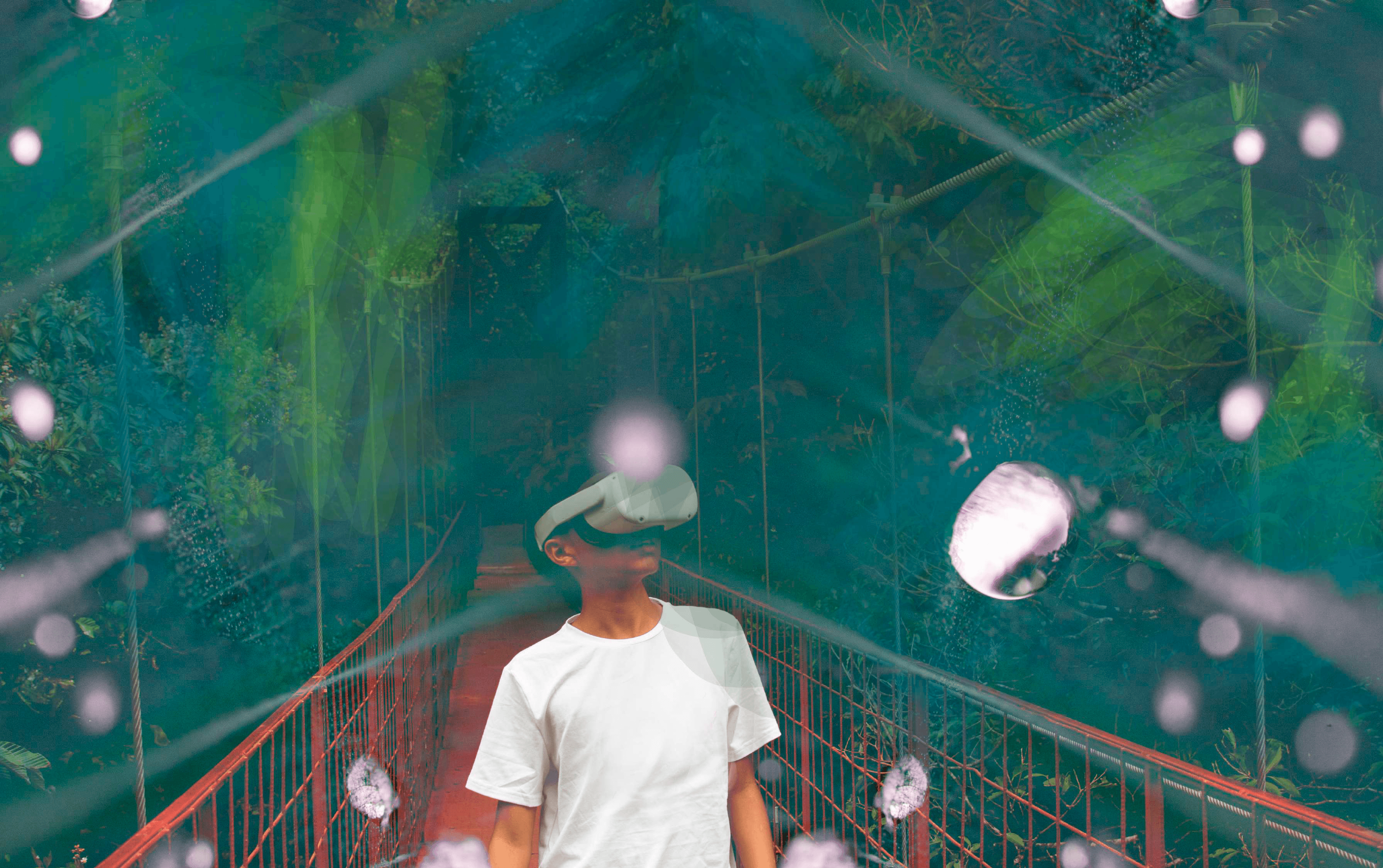 Persona con visor de realidad virtual en un puente del bosque